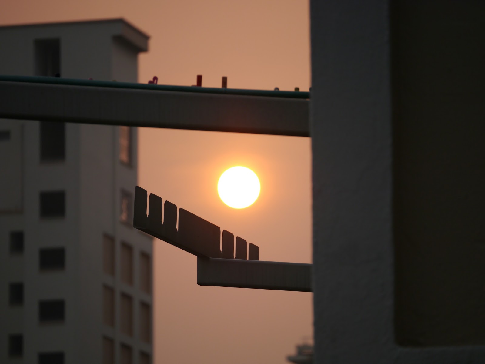 Red sun, still high above the horizon (~1h before sunset).
