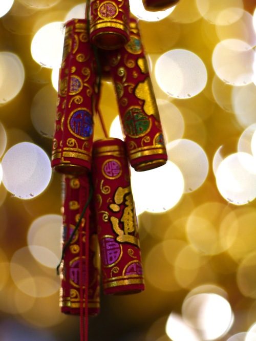 Each of the bokeh rings shows some black spots at the bottom: looking through the lens, I can see some oil marks.